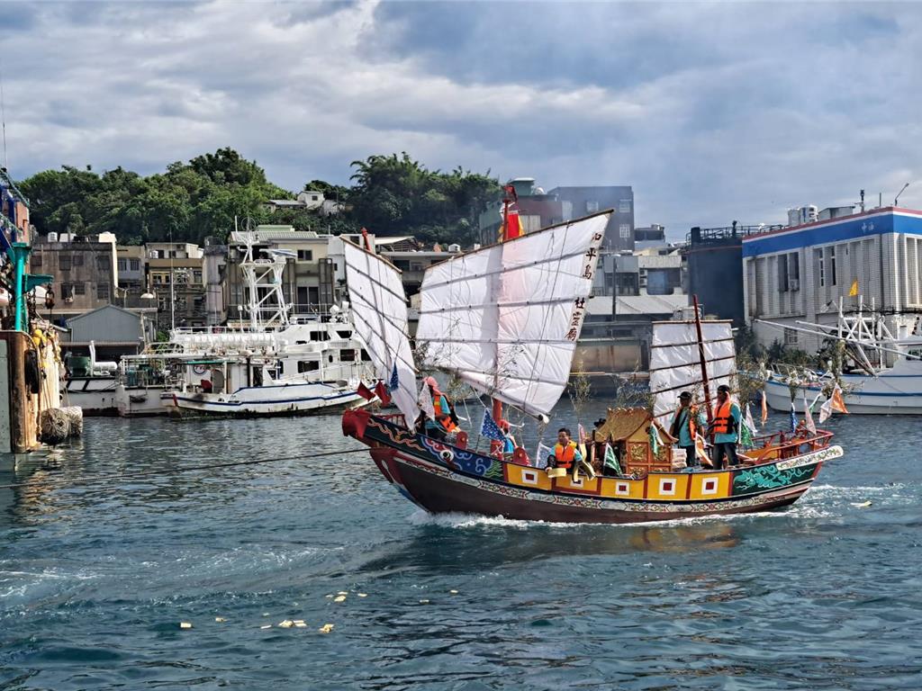 华蓥市：蜀道物流广安路面材料基地竣工投产